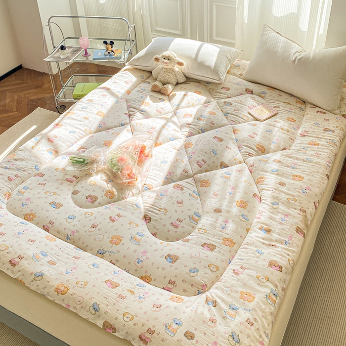 91家纺网 家纺一手货源 找家纺 缦卡琳家纺 2025新款水洗棉纤维羽丝棉床垫 快乐宝贝