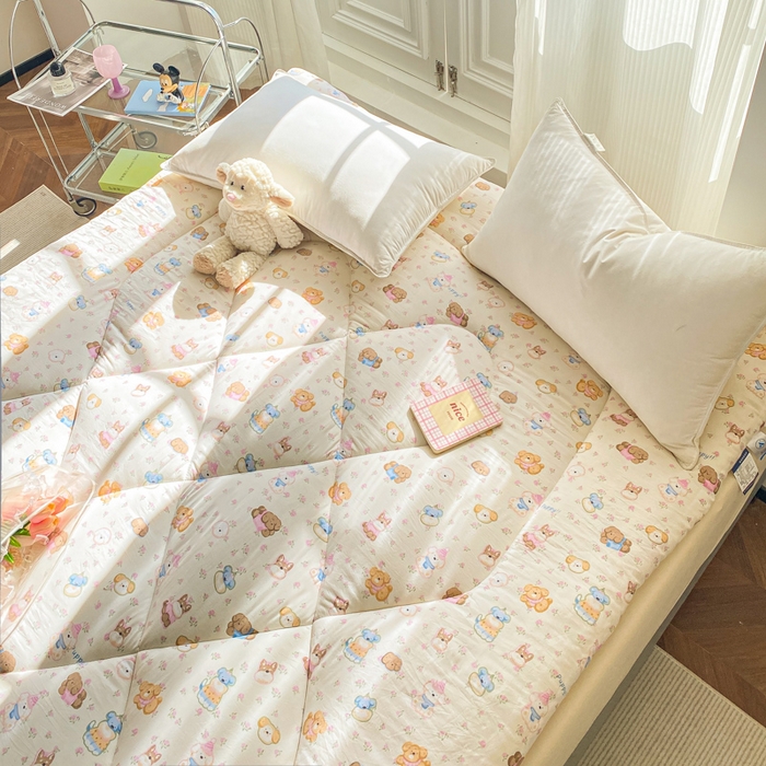 91家纺网 家纺一手货源 找家纺 缦卡琳家纺 2025新款水洗棉纤维羽丝棉床垫 快乐宝贝