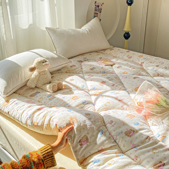 91家纺网 家纺一手货源 找家纺 缦卡琳家纺 2025新款水洗棉纤维羽丝棉床垫 快乐宝贝