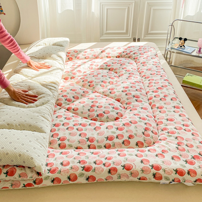 91家纺网 家纺一手货源 找家纺 缦卡琳家纺 2025新款水洗棉纤维羽丝棉床垫 草莓酪