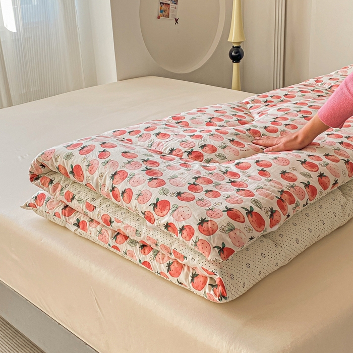 91家纺网 家纺一手货源 找家纺 缦卡琳家纺 2025新款水洗棉纤维羽丝棉床垫 草莓酪