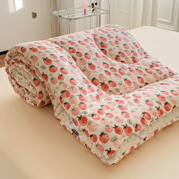 91家纺网 家纺一手货源 找家纺 缦卡琳家纺 2025新款水洗棉纤维羽丝棉床垫 草莓酪