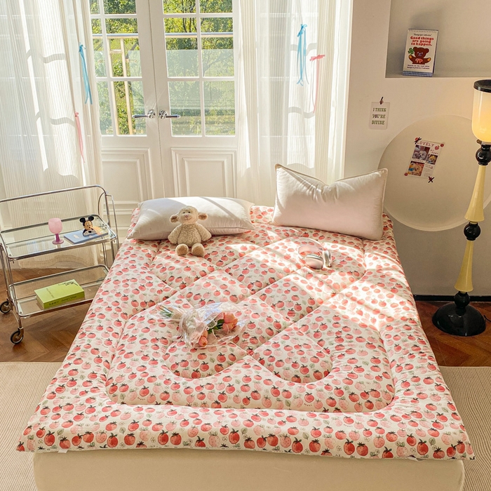 91家纺网 家纺一手货源 找家纺 缦卡琳家纺 2025新款水洗棉纤维羽丝棉床垫 草莓酪