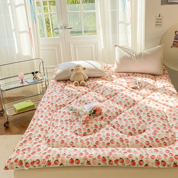 91家纺网 家纺一手货源 找家纺 缦卡琳家纺 2025新款水洗棉纤维羽丝棉床垫 草莓酪