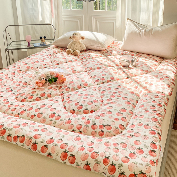 91家纺网 家纺一手货源 找家纺 缦卡琳家纺 2025新款水洗棉纤维羽丝棉床垫 草莓酪