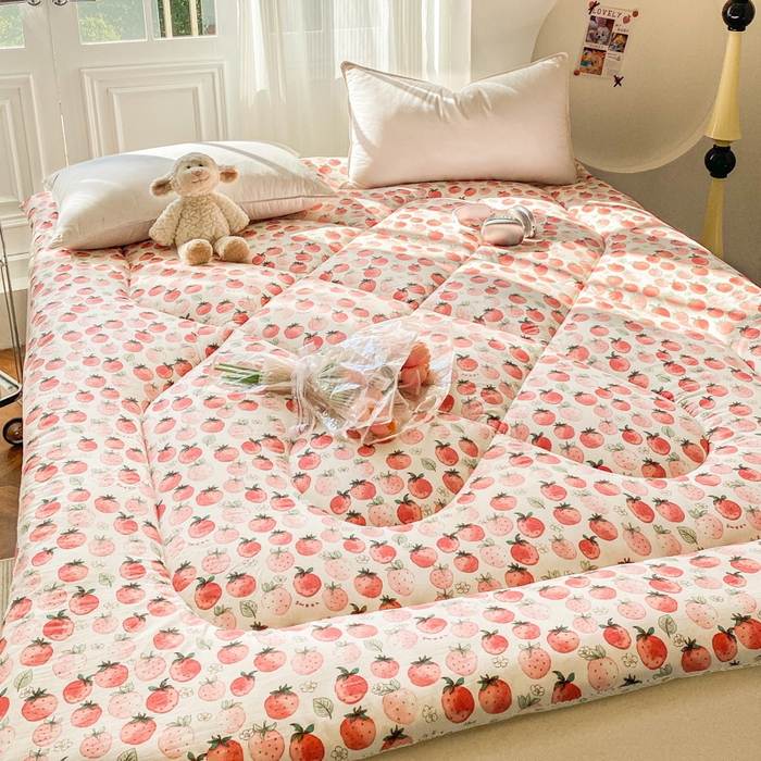 91家纺网 家纺一手货源 找家纺 缦卡琳家纺 2025新款水洗棉纤维羽丝棉床垫 草莓酪