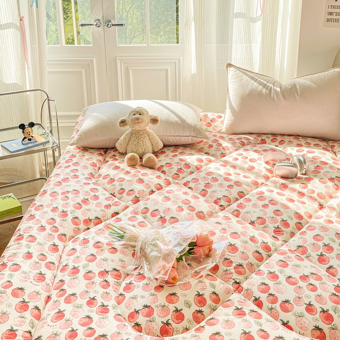 91家纺网 家纺一手货源 找家纺 缦卡琳家纺 2025新款水洗棉纤维羽丝棉床垫 草莓酪