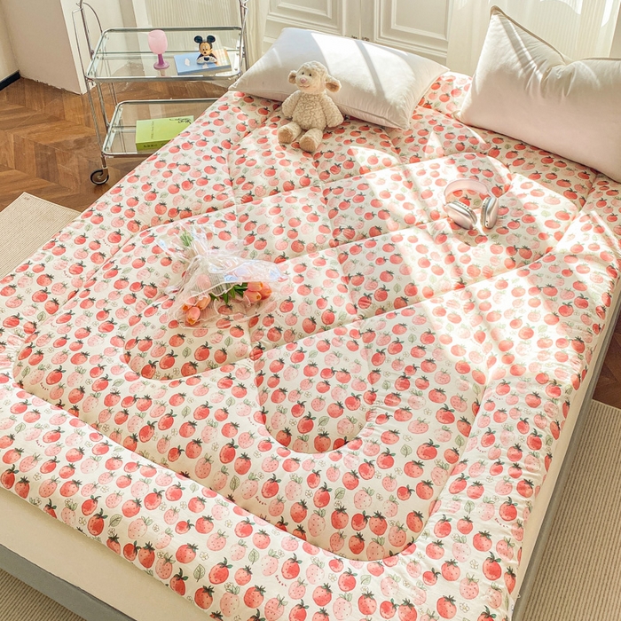 91家纺网 家纺一手货源 找家纺 缦卡琳家纺 2025新款水洗棉纤维羽丝棉床垫 草莓酪