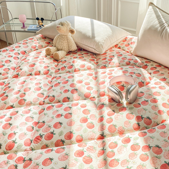 91家纺网 家纺一手货源 找家纺 缦卡琳家纺 2025新款水洗棉纤维羽丝棉床垫 草莓酪