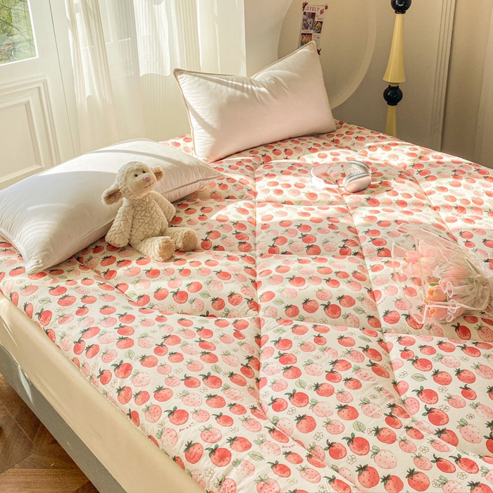 91家纺网 家纺一手货源 找家纺 缦卡琳家纺 2025新款水洗棉纤维羽丝棉床垫 草莓酪