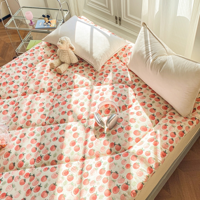 91家纺网 家纺一手货源 找家纺 缦卡琳家纺 2025新款水洗棉纤维羽丝棉床垫 草莓酪