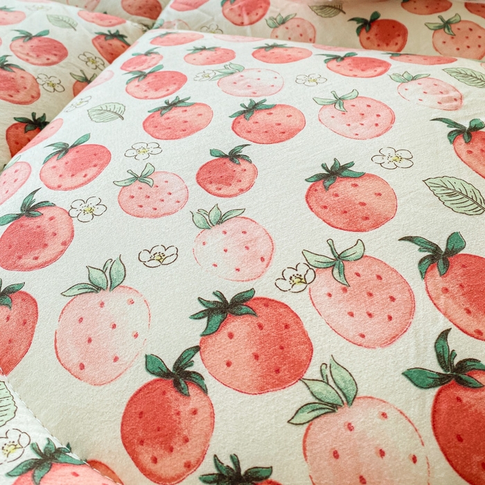 91家纺网 家纺一手货源 找家纺 缦卡琳家纺 2025新款水洗棉纤维羽丝棉床垫 草莓酪