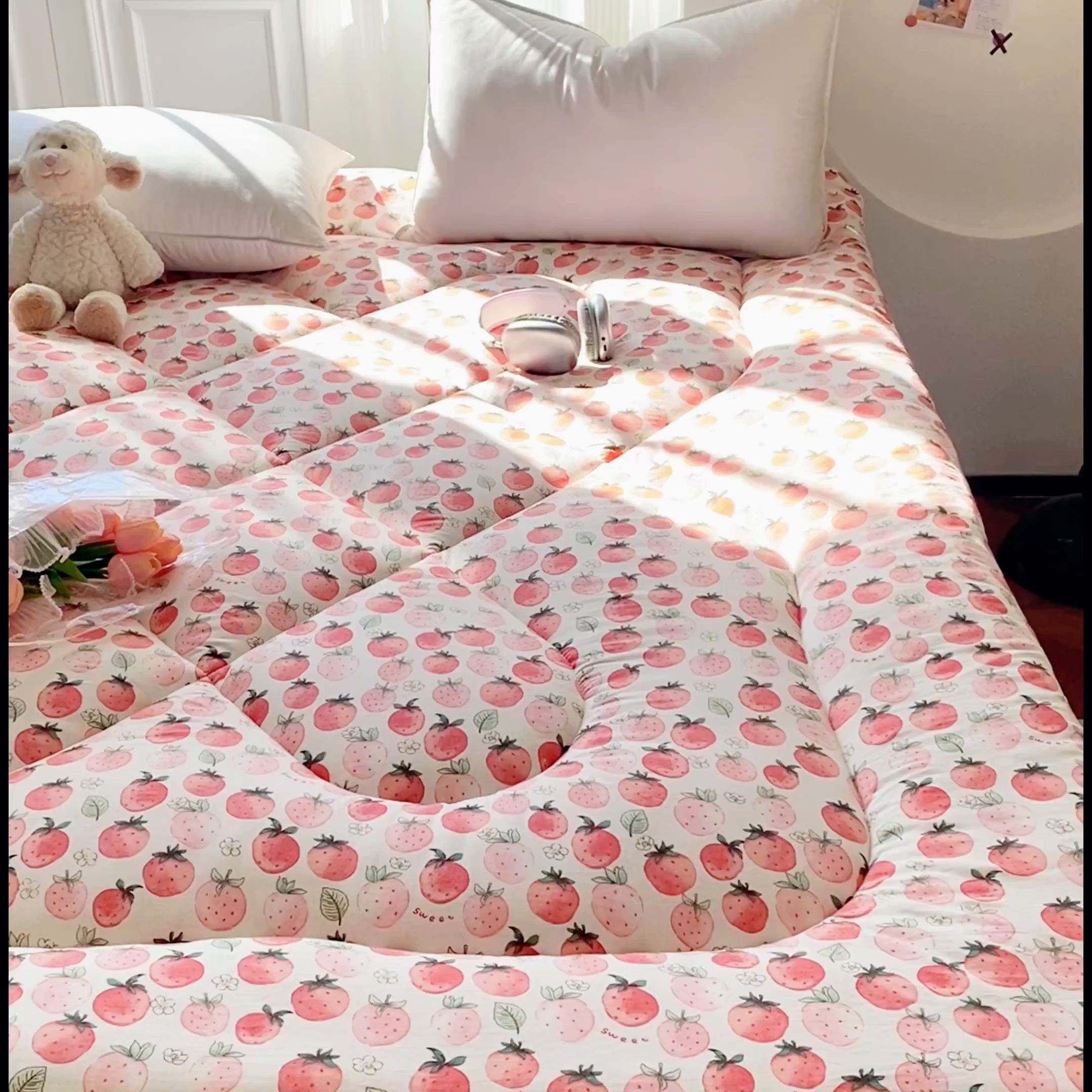 91家纺网 家纺一手货源 找家纺 缦卡琳家纺 2025新款水洗棉纤维羽丝棉床垫 草莓酪