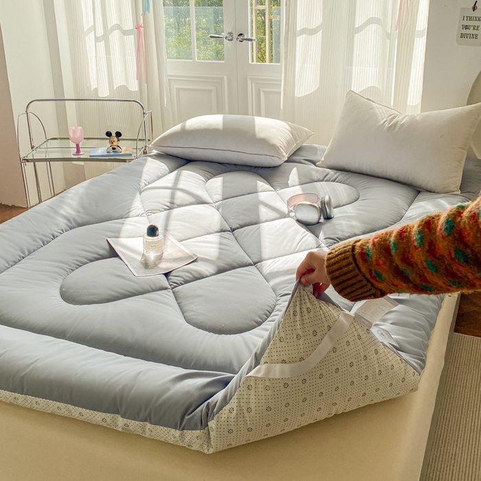 91家纺网 家纺一手货源 找家纺 缦卡琳家纺 2025新款水洗棉纤维羽丝棉床垫 高级灰