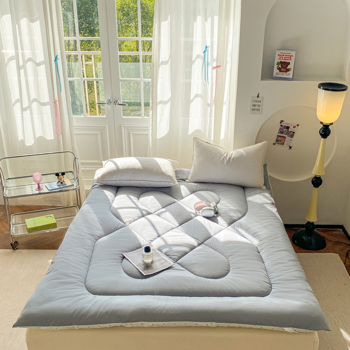 91家纺网 家纺一手货源 找家纺 缦卡琳家纺 2025新款水洗棉纤维羽丝棉床垫 高级灰