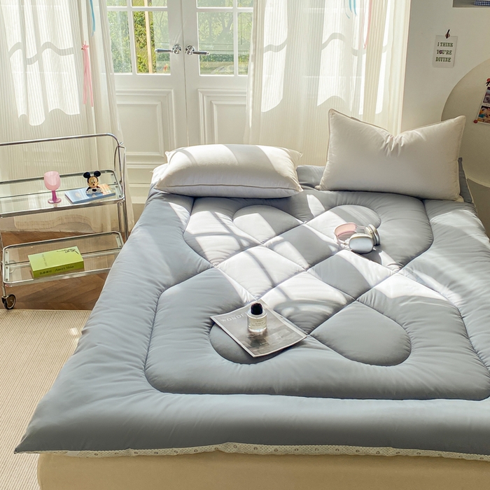 91家纺网 家纺一手货源 找家纺 缦卡琳家纺 2025新款水洗棉纤维羽丝棉床垫 高级灰