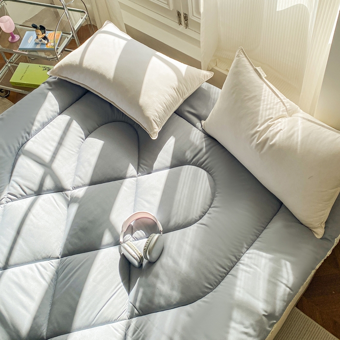 91家纺网 家纺一手货源 找家纺 缦卡琳家纺 2025新款水洗棉纤维羽丝棉床垫 高级灰
