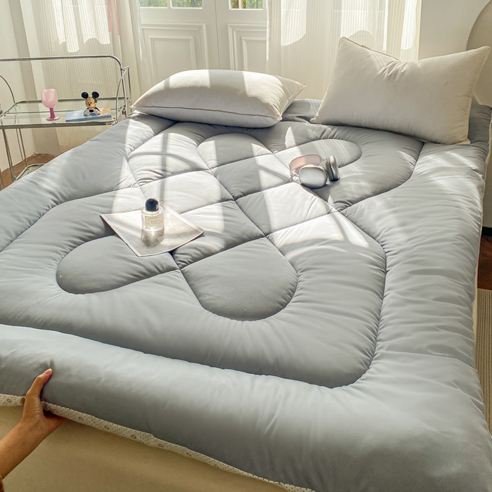 91家纺网 家纺一手货源 找家纺 缦卡琳家纺 2025新款水洗棉纤维羽丝棉床垫 高级灰
