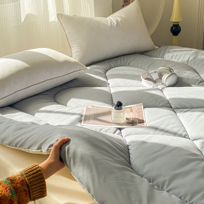 91家纺网 家纺一手货源 找家纺 缦卡琳家纺 2025新款水洗棉纤维羽丝棉床垫 高级灰