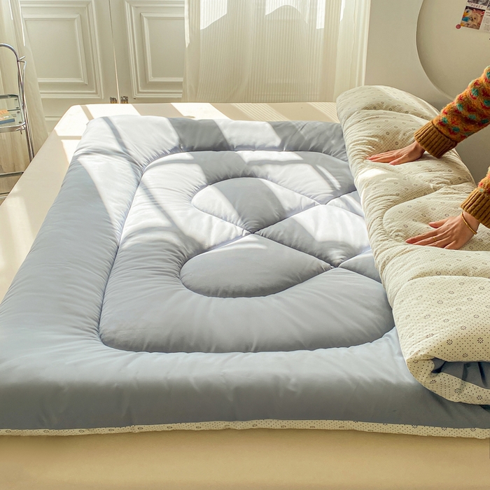 91家纺网 家纺一手货源 找家纺 缦卡琳家纺 2025新款水洗棉纤维羽丝棉床垫 高级灰