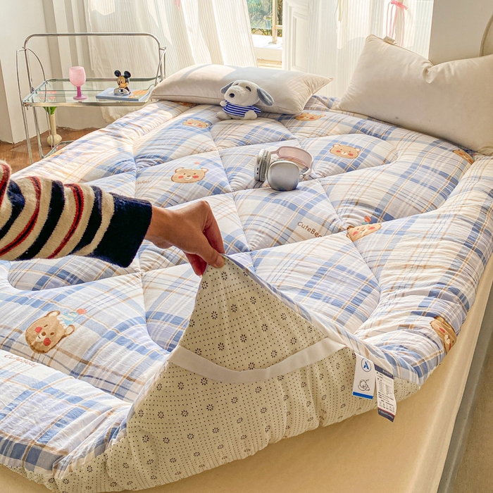 91家纺网 家纺一手货源 找家纺 缦卡琳家纺 2025新款水洗棉纤维羽丝棉床垫 格纹熊