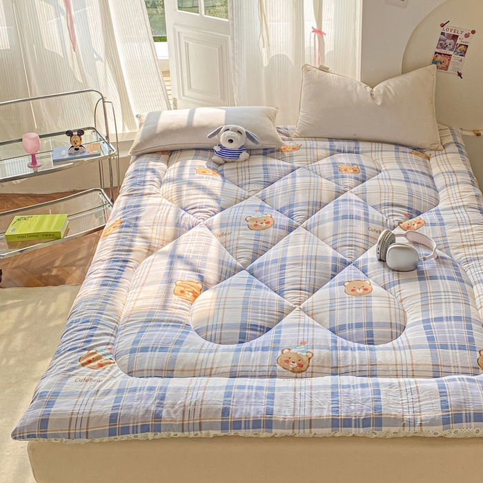 91家纺网 家纺一手货源 找家纺 缦卡琳家纺 2025新款水洗棉纤维羽丝棉床垫 格纹熊