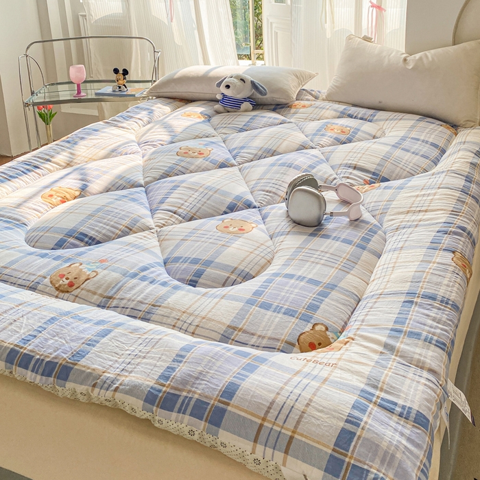 91家纺网 家纺一手货源 找家纺 缦卡琳家纺 2025新款水洗棉纤维羽丝棉床垫 格纹熊