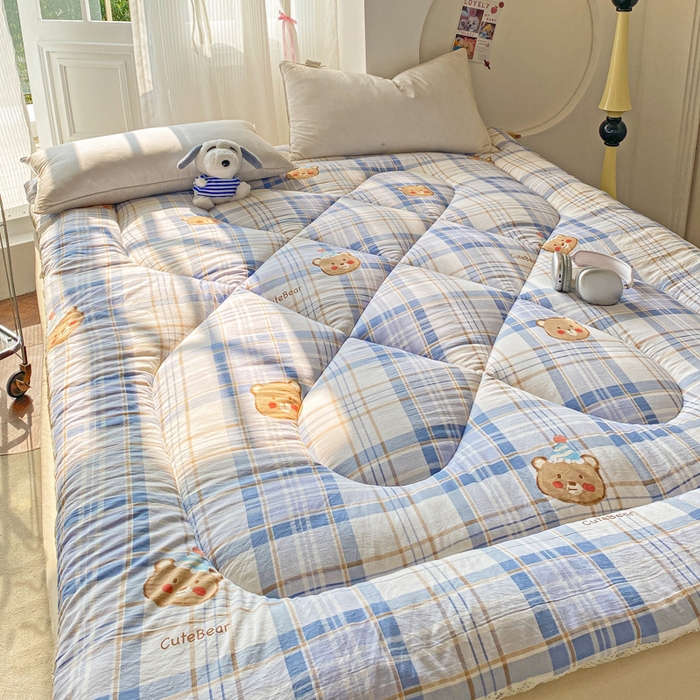 91家纺网 家纺一手货源 找家纺 缦卡琳家纺 2025新款水洗棉纤维羽丝棉床垫 格纹熊