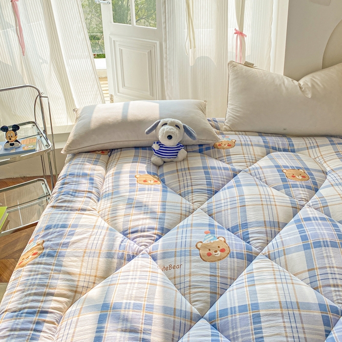 91家纺网 家纺一手货源 找家纺 缦卡琳家纺 2025新款水洗棉纤维羽丝棉床垫 格纹熊