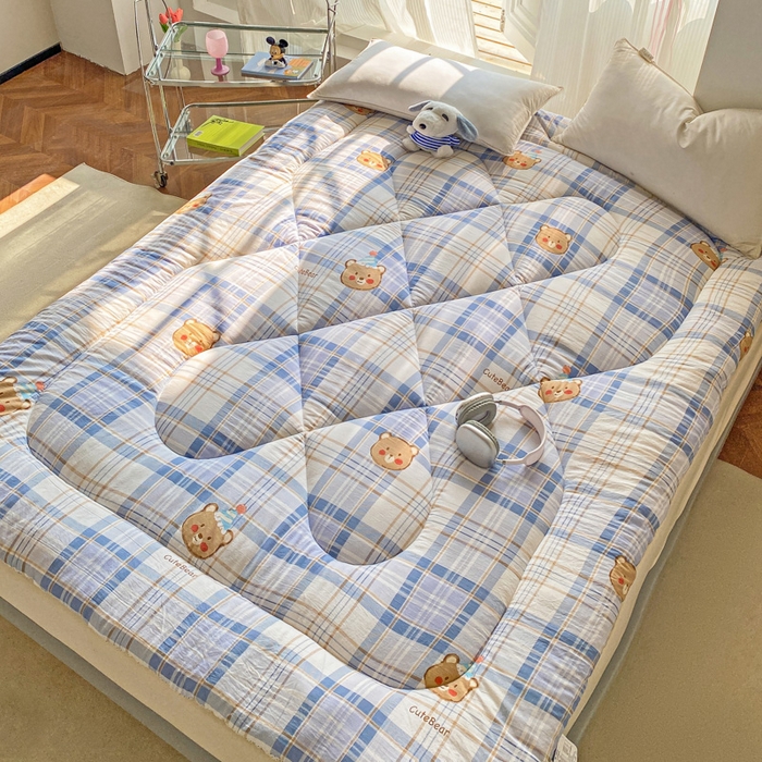 91家纺网 家纺一手货源 找家纺 缦卡琳家纺 2025新款水洗棉纤维羽丝棉床垫 格纹熊