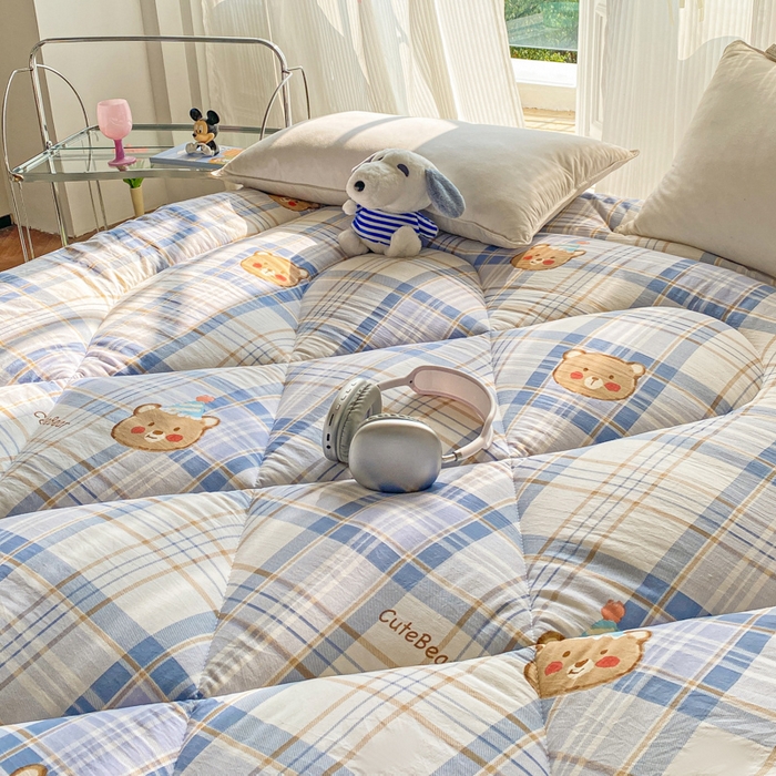 91家纺网 家纺一手货源 找家纺 缦卡琳家纺 2025新款水洗棉纤维羽丝棉床垫 格纹熊