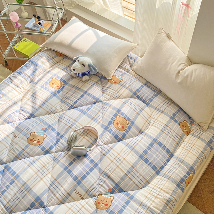 91家纺网 家纺一手货源 找家纺 缦卡琳家纺 2025新款水洗棉纤维羽丝棉床垫 格纹熊