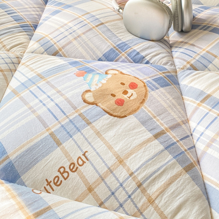 91家纺网 家纺一手货源 找家纺 缦卡琳家纺 2025新款水洗棉纤维羽丝棉床垫 格纹熊