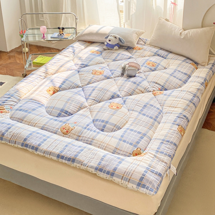 91家纺网 家纺一手货源 找家纺 缦卡琳家纺 2025新款水洗棉纤维羽丝棉床垫 格纹熊