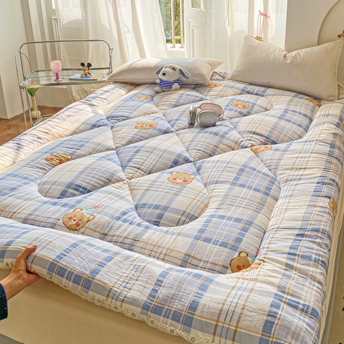 91家纺网 家纺一手货源 找家纺 缦卡琳家纺 2025新款水洗棉纤维羽丝棉床垫 格纹熊