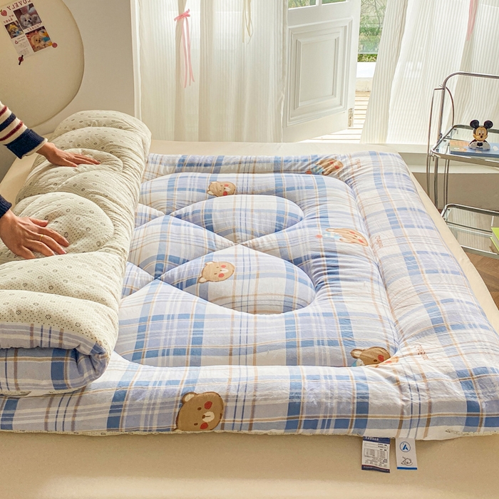 91家纺网 家纺一手货源 找家纺 缦卡琳家纺 2025新款水洗棉纤维羽丝棉床垫 格纹熊