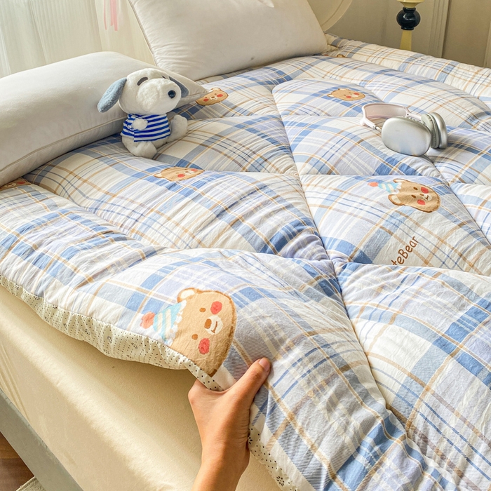 91家纺网 家纺一手货源 找家纺 缦卡琳家纺 2025新款水洗棉纤维羽丝棉床垫 格纹熊