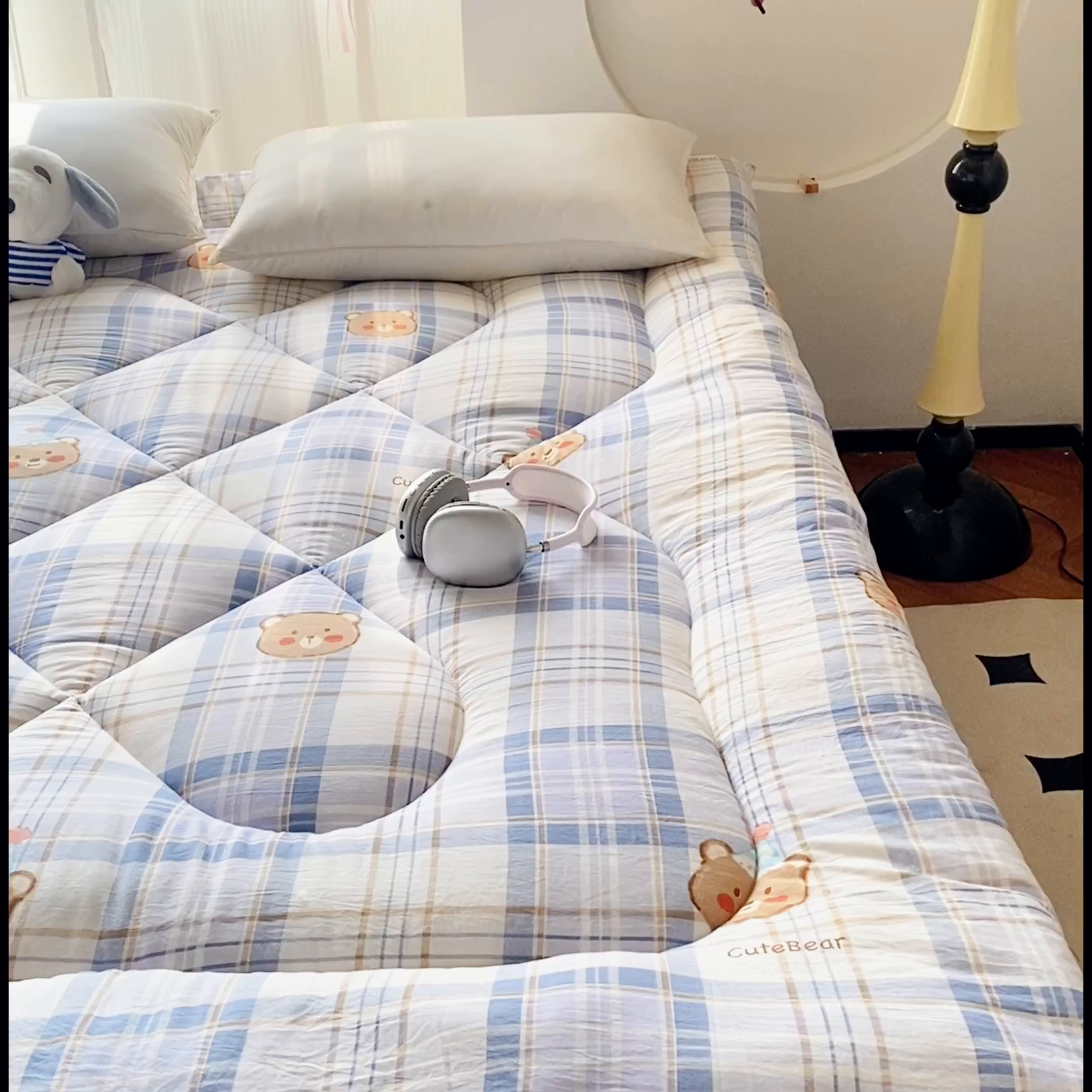 91家纺网 家纺一手货源 找家纺 缦卡琳家纺 2025新款水洗棉纤维羽丝棉床垫 格纹熊