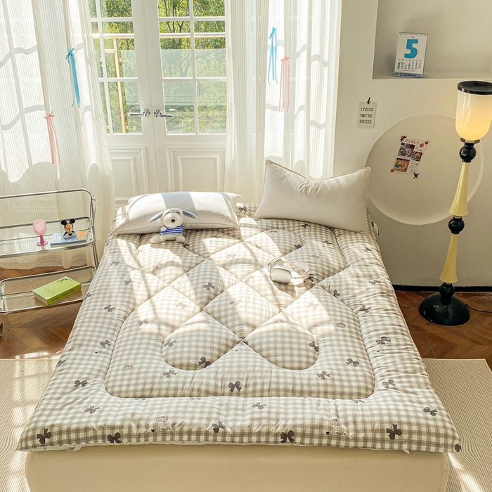 91家纺网 家纺一手货源 找家纺 缦卡琳家纺 2025新款水洗棉纤维羽丝棉床垫 蝴蝶结