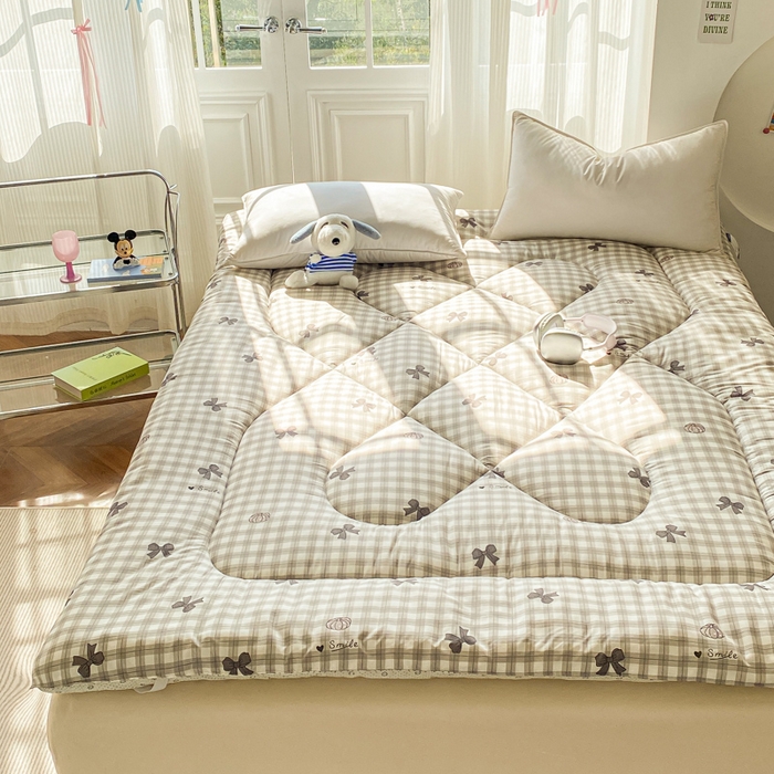 91家纺网 家纺一手货源 找家纺 缦卡琳家纺 2025新款水洗棉纤维羽丝棉床垫 蝴蝶结