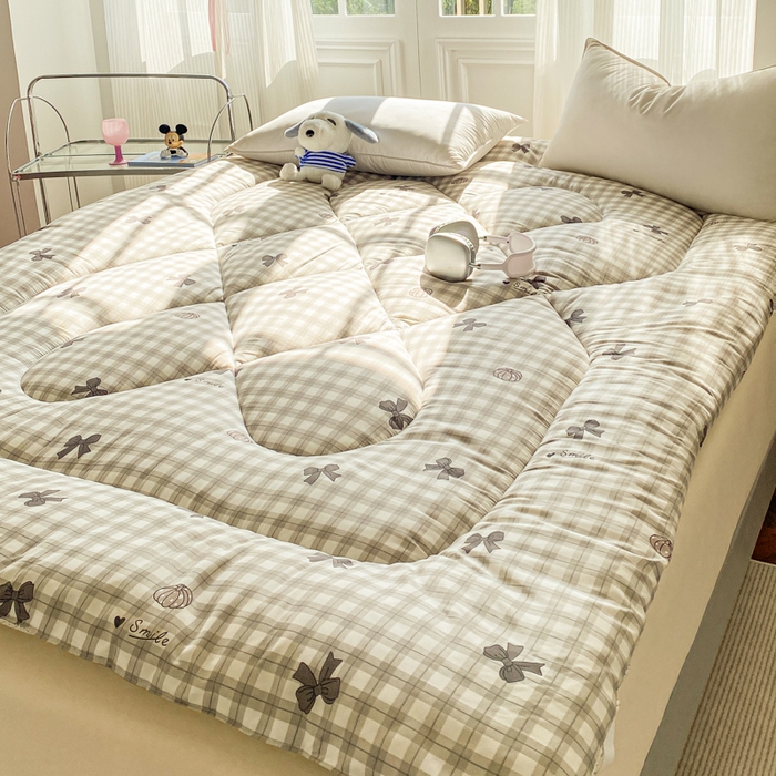 91家纺网 家纺一手货源 找家纺 缦卡琳家纺 2025新款水洗棉纤维羽丝棉床垫 蝴蝶结