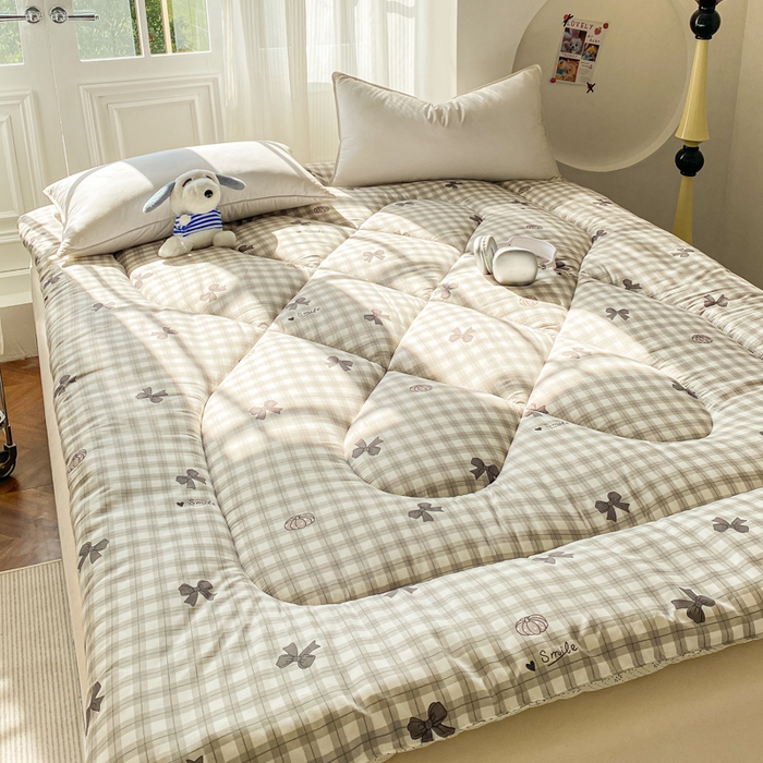 91家纺网 家纺一手货源 找家纺 缦卡琳家纺 2025新款水洗棉纤维羽丝棉床垫 蝴蝶结