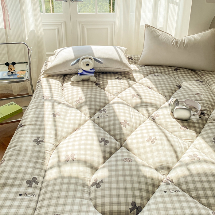 91家纺网 家纺一手货源 找家纺 缦卡琳家纺 2025新款水洗棉纤维羽丝棉床垫 蝴蝶结