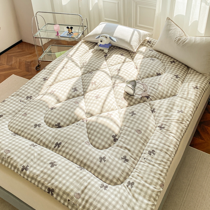 91家纺网 家纺一手货源 找家纺 缦卡琳家纺 2025新款水洗棉纤维羽丝棉床垫 蝴蝶结