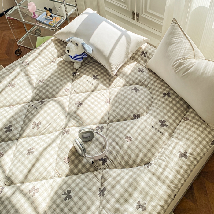 91家纺网 家纺一手货源 找家纺 缦卡琳家纺 2025新款水洗棉纤维羽丝棉床垫 蝴蝶结