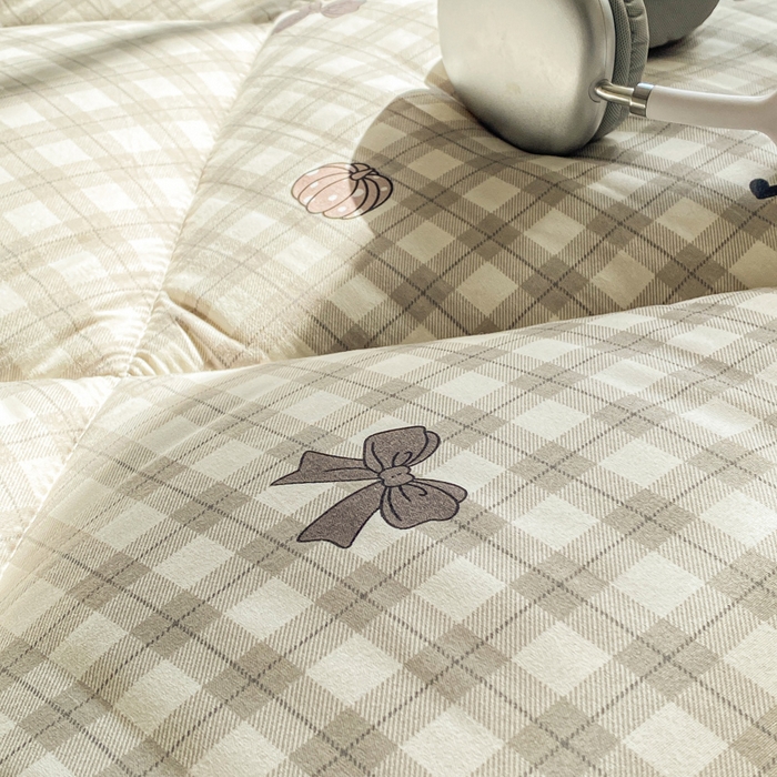 91家纺网 家纺一手货源 找家纺 缦卡琳家纺 2025新款水洗棉纤维羽丝棉床垫 蝴蝶结