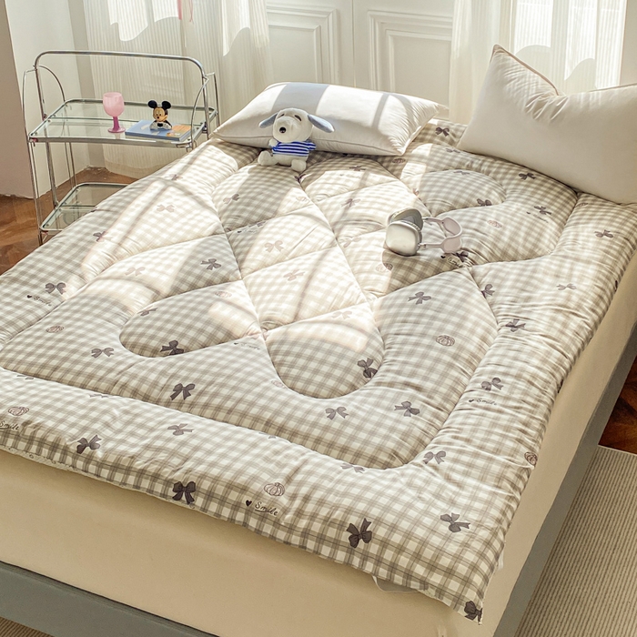 91家纺网 家纺一手货源 找家纺 缦卡琳家纺 2025新款水洗棉纤维羽丝棉床垫 蝴蝶结