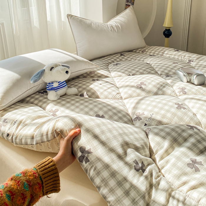 91家纺网 家纺一手货源 找家纺 缦卡琳家纺 2025新款水洗棉纤维羽丝棉床垫 蝴蝶结