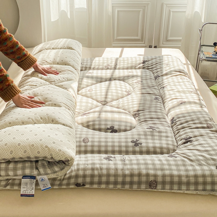 91家纺网 家纺一手货源 找家纺 缦卡琳家纺 2025新款水洗棉纤维羽丝棉床垫 蝴蝶结