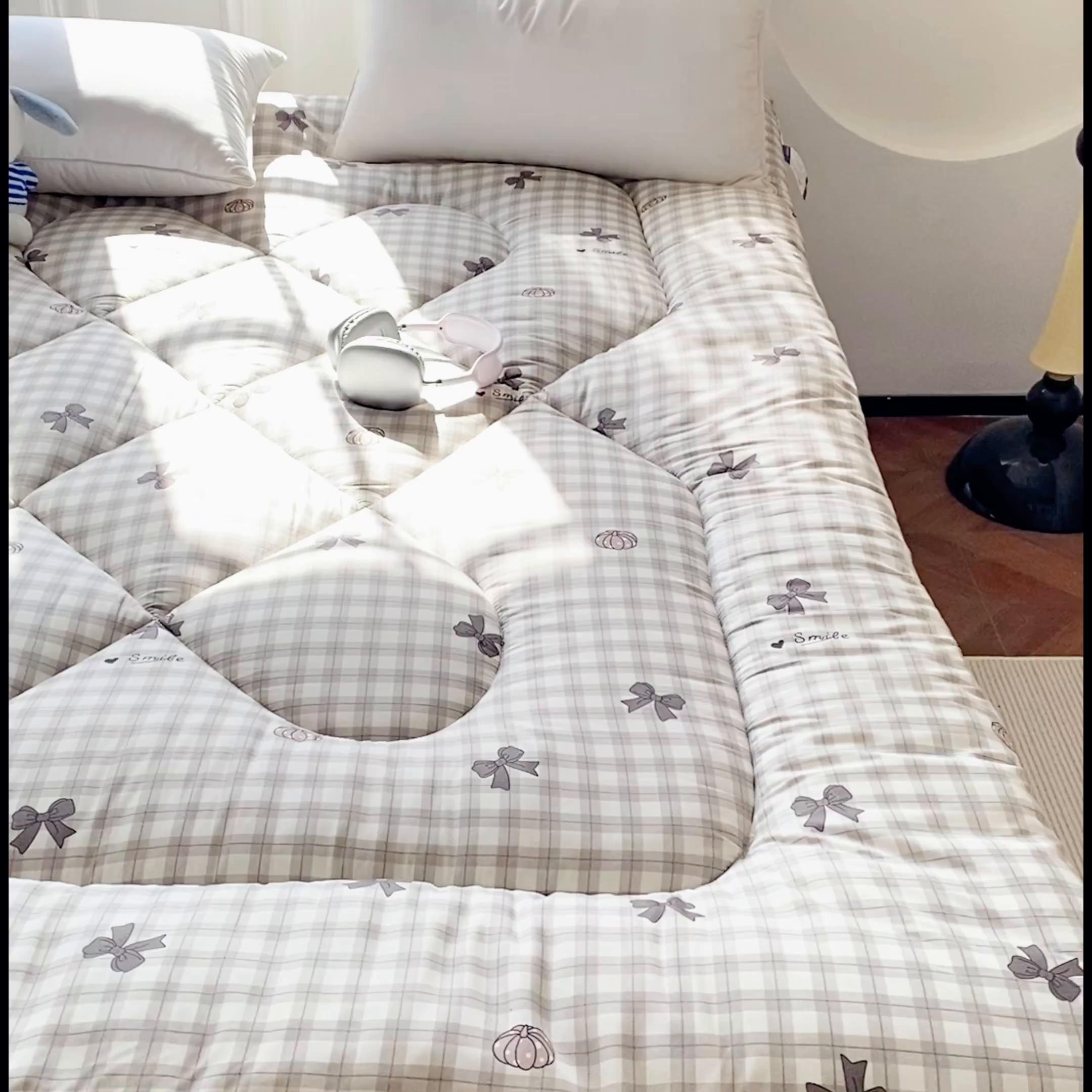 91家纺网 家纺一手货源 找家纺 缦卡琳家纺 2025新款水洗棉纤维羽丝棉床垫 蝴蝶结